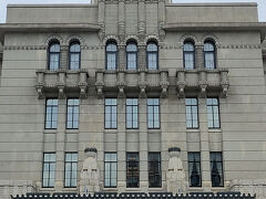 この「京都市役所本庁舎」は3代目の庁舎であり、鉄筋コンクリート造の市庁舎は関西建築界の父と言われる武田五一による監修のもとに1927年の昭和2年に竣工しました。ヨーロッパ留学で影響を受けたアール・ヌーヴォーやセセッションなどの新しいデザインを日本に紹介した建築家とも言われます。