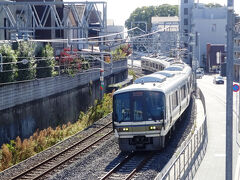 意外と気付かないのだが、丹波橋駅はJR奈良線がすぐそばを走っている。駅はない。
近鉄とJRの間に国道24号が通る。
この区間は、複線化されたばかり。奈良線も京都から城陽までは完全に複線化され、その先も玉水駅と山城多賀駅お間が複線化され、増発も可能になっている。
京都駅のキャパが狭いので、思い切った増発は難しい。
近鉄京都線に比べ、本数は少ないのだが、外国人客は集中してこちらを利用する（特に東福寺駅と稲荷駅）ので混み合う。宇治までは日中でも快速4本、普通4本は必要と感じる。