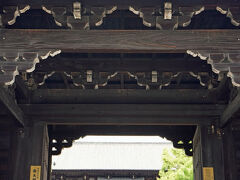 「東寺」は真言宗の根本道場であり、教王護国寺とも呼ばれます。平安京鎮護のための朝廷の官寺として建立が始められた後に、嵯峨天皇より空海（弘法大師）に下賜され、真言密教の根本道場として栄えます。