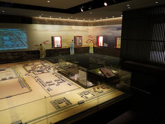 朱雀門ひろばを横切り、東側にある『平城宮いざない館』に入り、とりあえず、平城京と平城宮に関する資料を見学する。正直、奈良時代の都であったことくらいしか知らないのである。展示されていた模型などで、大極殿が二つあったことが分かった。