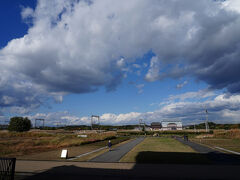 朱雀門を潜ると、その先に、広大な平城宮跡と、雲が印象的な景色が広がっていた。ここに、千三百年以上前、古代律令国家の中心があったのだ。