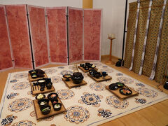 朱雀門を再度潜り、今度は西側へと歩いて行く。大極殿院跡の西側にある復原事業情報館を観た後、そのさらに西北にある平城宮跡資料館に入ってみる。そこに展示されていた皇族などが食べていた料理はかなり豪勢で、現在料理屋で食せば、万単位で払うことになるだろう。