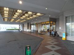 「ラ コリーナ近江八幡」から車で２０分ほどのところにある「ホテルニューオウミ」に到着です。

車はホテル裏にある駐車場へ。
１泊５００円でした。
駐車場からホテルへはぐるーっと回らなくちゃなりませんでした。。。
ちなみに、近江八幡駅からすぐの所に建っていますよ。