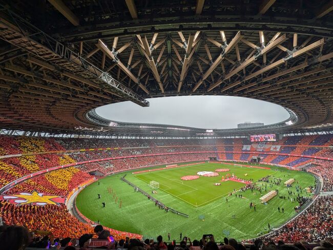 両チームサポーターによるコレオグラフィーが披露されて、いよいよキックオフ。大袈裟だけど、この3年のアウェイツーリズムの総括が始まります。