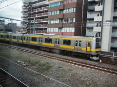 両国駅の真横あたりで地上に出るけど、総武快速線にはホームないの。
黄色の総武線各駅停車が見えた