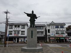 彦根城、安土城と廻って、安土駅から近江八幡へ向かいます。
あまりにも面白すぎたのと、食べる所が見当たらず、ペットボトル一つだけでここまでやってきました。
安土城は、ほんと、面白かった~けど・・さすがにお腹が空いたことに気付く
駅前にはしっかりとレンタサイクル屋さんがあるんですよね・・
是非、自転車で廻りたいなぁ・・また来たい、季節を変えて、安土城
琵琶湖湖畔の佐川美術館にも惹かれますし、滋賀って滋味にとても興味惹かれます。
基本、武将の中で織田信長に惹かれてるから・・そう思う