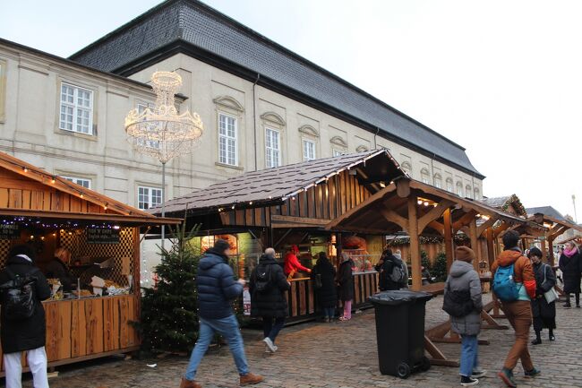 Thorvaldsens Plads。<br />クリスチャンスボー城の隣で開かれるクリスマスマーケット。
