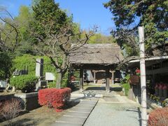 命徳寺山門　薬井門の山門は秦野市指定重要文化財です