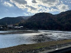 お店を出ると、目の前は渡月橋と川が広がり、観光客で歩道が埋め尽くされるほどでした。