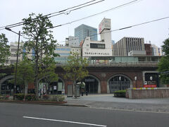 万世橋手前の商業施設、マーチエキュート神田万世橋が見えてきました。
中央線の神田－御茶ノ水駅間の線路の高架下にある、赤レンガの建物です。
