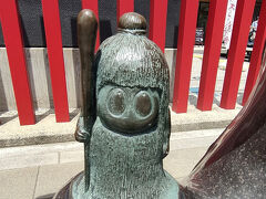 「倉ぼっこ」173
子供ほどの背丈で全身毛むくじゃらか頭髪が体全体を被うほど長い姿で描かれることが多く、人に危害を加えずに人を助けるといわれます。座敷童子に類する妖怪であり、倉ぼっこが倉から離れると家運が徐々に傾くといいます。民俗学者の柳田國男の著書「遠野物語拾遺」では「御蔵ボッコ（おくらボッコ）」の名で述べられていて、遠野のある家で倉に籾殻を撒いておくと足跡が残るので存在がわかると書かれてあります。