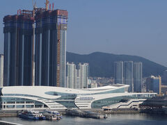 以前来たときは2階建ての簡単な建物だった「釜山港国際旅客ターミナル」は巨大な美しい建物に変わっていました。