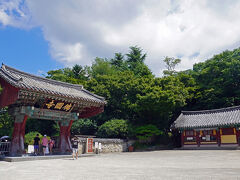 仏国寺の参拝が終わり、駐車場からバスに乗り込み、お昼を食べるレストランに向かいます。