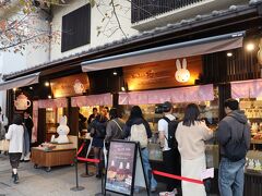 途中にあったのはミッフィー桜べーかりーです。ここのパンは可愛いだけでなく、結構美味しいという噂です。お客さんも行列をつくっていました。