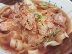 夕飯は評判のいい宿での食事のため、昼ごはんは軽めに、と思っていました。
名古屋駅各ホームにある？住よしできしめんをいただきます。