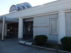 入口は尻尾の方から。