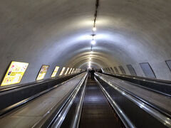 ジョージア2日目の始まりです。この日はトビリシからクタイシに移動します。
マルシュルートカか出ているディドゥベ駅まで地下鉄で向かいます。
ジョージアの地下鉄はかなり深い！