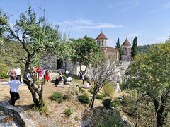 いよいよモツァメタ修道院に到着。崖の際に立っておりとても良い雰囲気！クタイシの中では一番のお気に入りでした。
トビリト同じく、こちらでも結婚式が行われているのか着飾った人たちがたくさん！