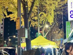 東大門のナイトマーケット。

銀杏が映えてる