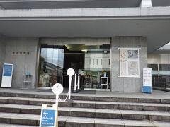 足立美術館に到着
添乗員がチケットを購入中