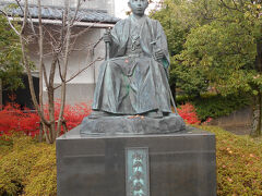 隣にあるのが、福井市立郷土歴史博物館
松平春嶽の像
