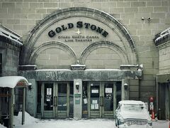 GOLDSTORN （Bar マロース のロケ地）

Googleマップでは月曜休以外は11:00 - 21:00営業となっているがガセネタらしい。※’24/12/1現在

ここはライブハウス。　附帯のバーはライブがある日だけ連動して早目にに店を開ける仕組み。（電話にて確認済）
と言うことで、今日はライブのある日。

先日の待ち行列はライブハウスに入る人たち。ライブハウスとバーの入口は別々。あの時にバーに入れたのだ！
相変わらず詰めが甘い。