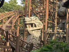 クリスタルスカルに「不届き者」と怒られ、
ここからチャレンジに入ります。
レイジング1時間何度乗れるかチャレンジです。
まずは1回目はなかなか順番が来ませんでした。
15分待ちくらいです。