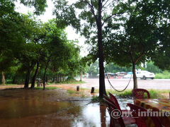 ベンメリアについた。
雨が上がる気配はないが、時間がもったいないので見学する。