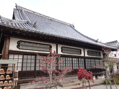 時宗寺院の「海福寺」は、光明寺のすぐ近くに位置しています。山門は簡素でしたが本堂は見ごたえがありました。