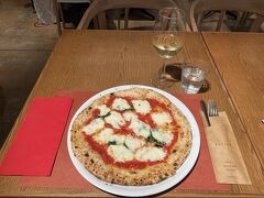 東京・銀座『GINZA SIX』6F『EATALY』【LA PASTA e LA PIZZA 】

『ギンザ シックス』のイタリアン レストラン【ラ パスタ エ ラ 
ピッツァ】でいただいたものの写真。

両親がイタリアに旅行中なので、寝る前に＜翌日はどこかで
ピザを食べよう！＞と思いながら眠りにつき、張り切って
食べにきました笑

【イータリー】のピザは何度かいただいたことがありますが、
ふつうにおいしいです。

GINZA SIXの貯まったポイントでお支払い。

〇 白ワイン　980円
好みのお味です☆
〇 マルゲリータ　2,080円
一人でも食べられます。