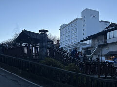 湯畑へ