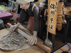 近くのおお西というそば屋に入りました。
店のキャパに対してお客さんが多すぎて大変そうでした･･･。