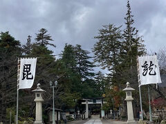 “毘”の幟が迎えてくれます。