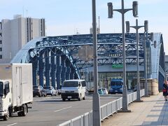 都営浅草線の浅草駅から地上に上がると、駒形橋の西側に出ました。戦前の昭和2年に架けられた橋ですが、アーチがとても綺麗