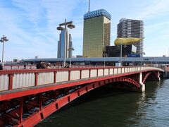 そして、こちらが昭和6年に架けられた吾妻橋。こちらも3連アーチが綺麗な橋です。隅田川には戦禍を潜り抜けた戦前の綺麗な橋が残っており、見ごたえがあります