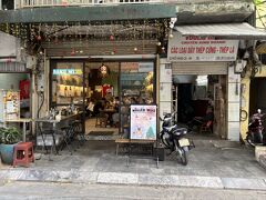 朝食はバインミーの有名店
「バインミー２５」です。
ホテルから歩いて５分です。
