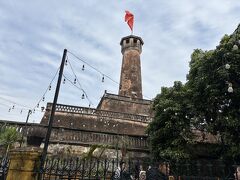 タンロン遺跡へ向かう途中の国旗掲揚台
道路を歩いていたら、欧米風のご婦人から「レーニン広場はどこですか」と聞かれました。
ベトナム人に思われたのかな
中々珍しい目的地だなあと思って話してみたら、ロシアからのご婦人でした。
なるほど、ロシアの方は、レーニン広場を見学するんだと思いました。
どうでもいい情報です。
