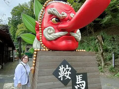 駅舎の右手には巨大な天狗の顔がありました。20年前はもっと恐ろしい顔をしていたような気がします。