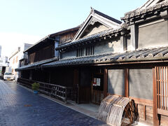 ニッカウヰスキーの創業者・竹鶴政孝氏の生家が「竹鶴酒造」です。歴史を感じる外観が印象的です