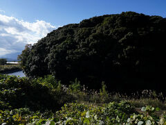 再び歩き始めると、すぐに大きな古墳が見えて来た。行燈山古墳である。4世紀中葉の築造とされ、ヤマト王権初期の大王の墳墓とみなされているが、被葬者は特定されていない。宮内庁により、崇神天皇陵に比定されているが、崇神天皇の実在が確定していないので、行燈山古墳と呼ぶのが妥当だろう。