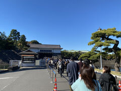 荷物チェック・ボディチェックを済ませて坂下門から入ります。