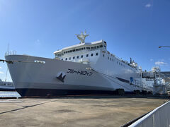 ホテルからフェリーターミナルの利便性が悪くタクシーを使った
函館行きの立派なフェリー