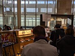 ちょっと遅めの昼食としてプライオリティ・パスの使える"焼きすき・やんま"さんへ。初訪問。