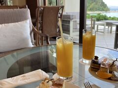 ２時～４時までラウンジでティータイム、パイナップルジュース・マンゴージュース濃厚で美味しい、ケーキが数種類フルーツクッキーナッツ