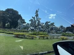 大人にとって過酷なフライトを経て、ついにデンパサール国際空港に到着！
ングラライ空港？とも呼ばれている、、ングラライ、、いいね！

バリにはいろんなカーチャーターのお店がありますが、
私たちは「トッティバリツアー」にお願いしました。
ガイドさんは3年間日本で働いてたというマッキーさん。
付かず離れずの素晴らしいガイドさんでした。