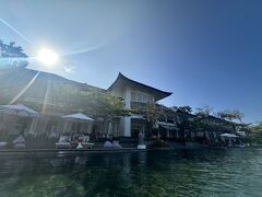 1泊目のお宿はバリ島の東側に位置する
Rumah Luwih Baliというホテルです。
翌日動物園に行くために近くのホテルにしました。
IHG系列で、綺麗ないいホテルでした。

部屋はバスタブはなくシャワーだけでアメニティも最小限でしたが、
1泊するだけだし何の問題もありません。
ツインのベッドをくっつけてくれたのですが、シーツも全部剥がして
スペーサーまで入れてくれてベッドメイクしてくれたのはちょっと感動でした。
ポーターさんは高校時代日本語を習っていて唯一覚えてる日本語は
『なんの漫画が好きですか？』だと言って笑っていました。