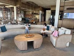 マッキーの安全運転で無事、今日の宿に到着しました。
途中マッキーに「明日はどこ行くの」て聞かれたから「まだ考え中」って言ったら
「今日のホテルめっちゃいいホテルだからずっとホテルにいたほうがいいよ。
　こどもたち、パパとママに連れてきてくれてありがとう言ったほうがいいよ」と言ってくれました（笑）

今回口コミとインスタでトッティバリツアーに決めたけど、
やりとりもLineでできるし、親切で本当にえらんでよかった！