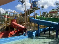 ホテルから30分かかってウォーターボムにつきました。
だいたい1300円くらい。クタエリアは宿泊しているウルワツとはだいぶ雰囲気が違います。

ウォーターボムの入場料は4人で15000円くらい。
ぶっちゃけこれが行こうか行くまいか迷っていた理由です笑。