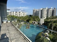 今回はマリオットアメックスの無料宿泊で笑。
無料宿泊ばっかりの貧乏旅行です。
なのに「マーベラススイートにアップグレードしたからね！」と言ってくださいました。
ただのゴールド会員なのに、、海外は優しい。
ただ、ツインがなくてキングサイズのベッドしかないからエキストラベッドを入れるほうがいいよ、でも98SDだよと言われました笑。

部屋を見てから決めていいと言われましたが、めんどくさいし、絶対狭いしお願いしました。