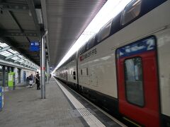 そして時刻通りやってきた電車でインターラケン・オストへ。
スイスは電車の時刻が正確。
そして改札のないスイスだけどこの日は最初のツェルマット駅と船以外で検札はなかった。